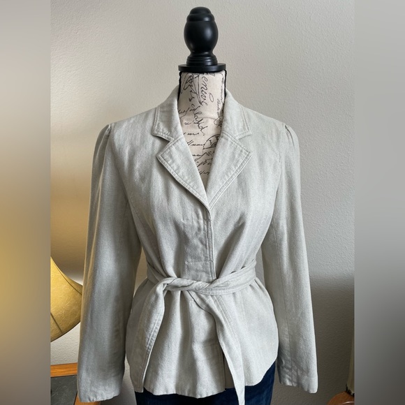 Fitted Off White Linen Blazer with Matching Belt SZ 12/LARGE by Isaac Mizrahi - Picture 2 of 4